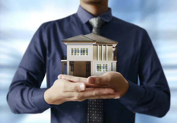 Huis model concept in hand — Stockfoto