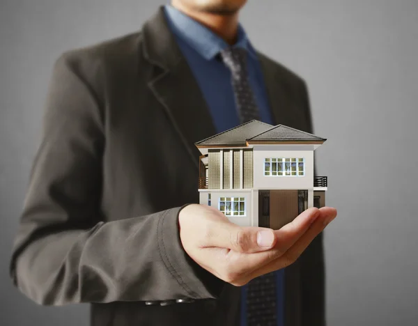 Huis model concept in hand — Stockfoto