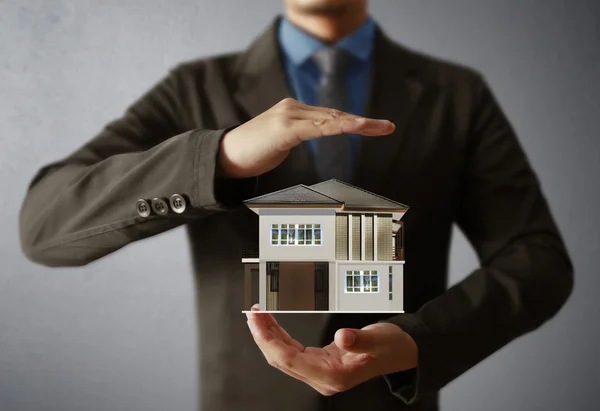 Huis model concept in hand — Stockfoto