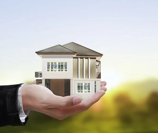 Huis model concept in hand — Stockfoto