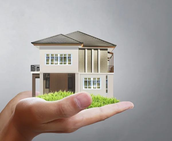Концепція моделі будинку в руці — стокове фото