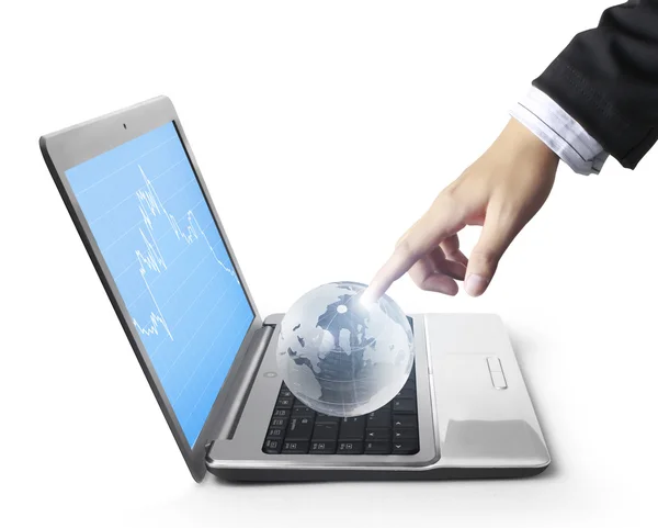 Mans mano puntando sul globo e laptop — Foto Stock