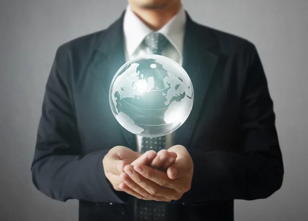 Globe in menselijke hand. Aarde afbeelding geboden door Nasa — Stockfoto