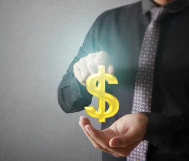 para simgesi olan çevrimiçi düğmesini dokunmadan adam