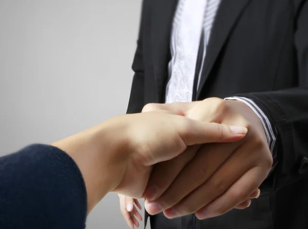 Handshake ayuda para los negocios — Foto de Stock