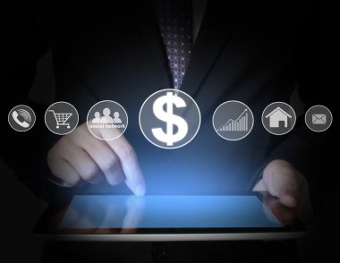 ellerinde dokunmatik tablet 