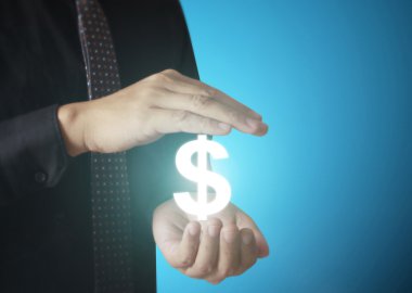 para simgesi olan çevrimiçi düğmesini dokunmadan adam