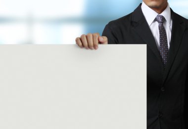 beyaz boş billboard holding