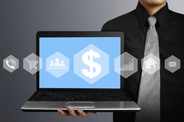 adam gösteren dizüstü karşı 