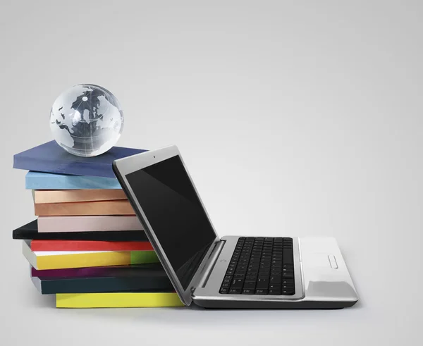 Knihy a laptop — Stock fotografie
