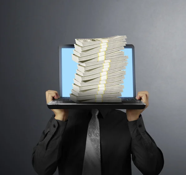 Homem mostrando laptop contra — Fotografia de Stock