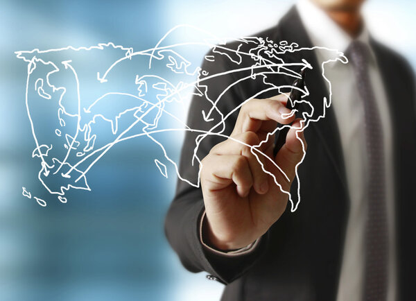 Человек рисует карту мира
