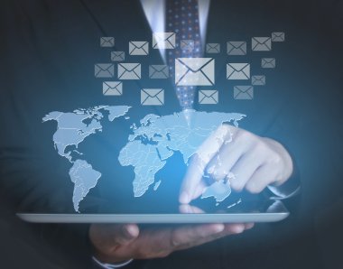 ellerinde dokunmatik tablet