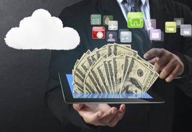 ellerinde dokunmatik tablet