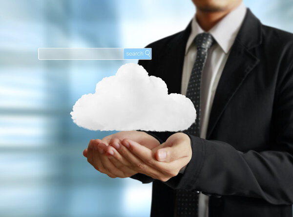 мужчины касаются виртуальной иконы социальной сети
