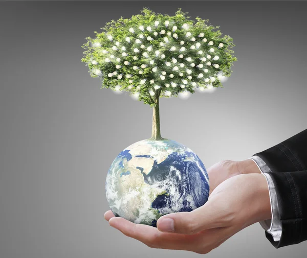 Globus, Erde in menschlicher Hand, Hand hält unseren Planeten Erde glühen — Stockfoto