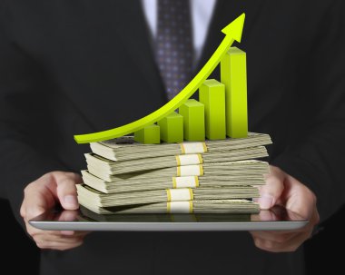 ellerinde dokunmatik tablet