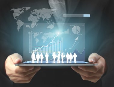 ellerinde dokunmatik tablet