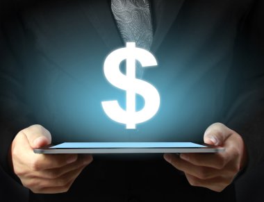 ellerinde dokunmatik tablet