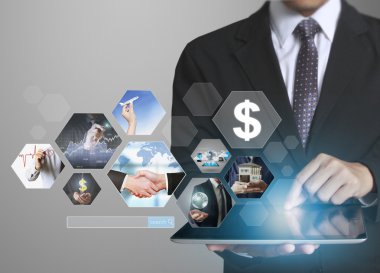 ellerinde dokunmatik tablet