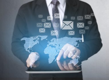 ellerinde dokunmatik tablet 