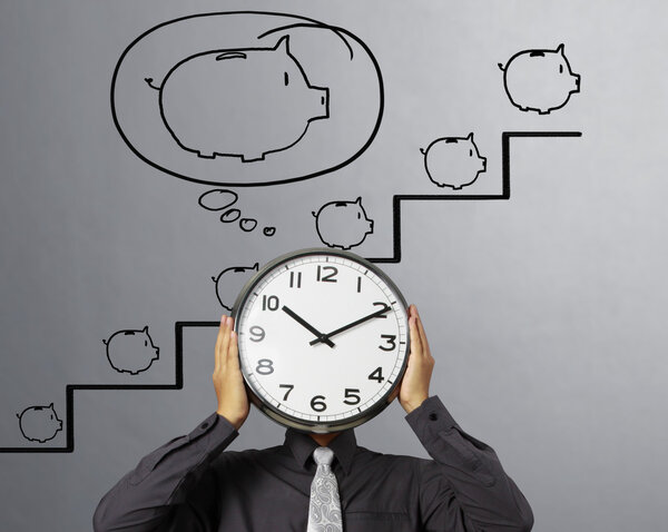 Бизнесмен держит часы на голове
