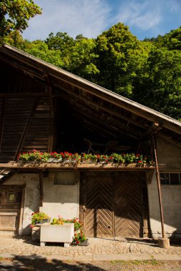 İsviçre 'deki eski ev. Dağ evi ahşap merdiven. Yüksek kalite fotoğraf