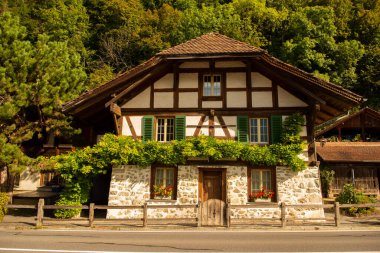 İsviçre 'deki eski ev. Dağ evi ahşap merdiven. Yüksek kalite fotoğraf
