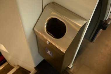 Trendeki çöp tenekesi metal bir çöp tenekesi. Yüksek kalite fotoğraf