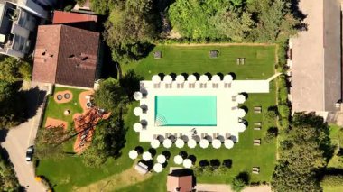 Açık havada, güneşli bir günde mavi suyu olan lüks bir havuz. Yüksek kalite 4k görüntü