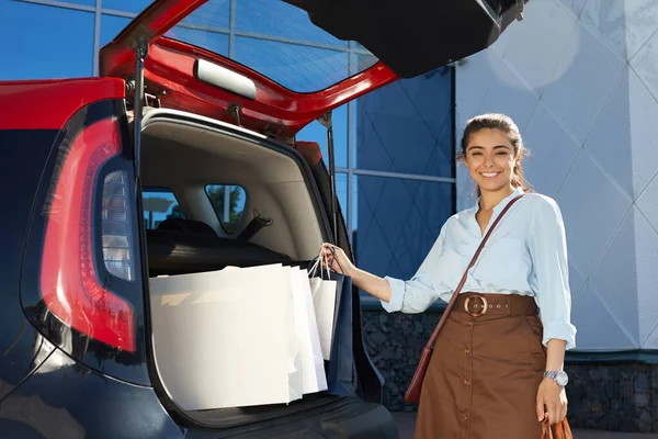 Retrato Bela Jovem Mulher Carregando Sacos Compras Carro Sorrindo Para — Fotografia de Stock