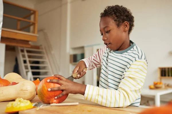 Retrato Niño Afroamericano Preadolescente Con Ropa Casual Pie Mesa Cocina —  Fotos de Stock