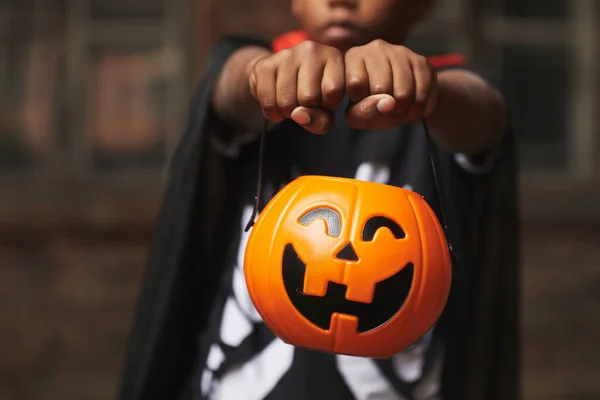 Ragazzo Irriconoscibile Che Indossa Moderno Costume Halloween Dimostrando Jack Lanterna — Foto Stock