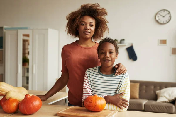 Hermosa Mujer Afroamericana Hijo Adolescente Pie Juntos Mesa Con Calabazas —  Fotos de Stock