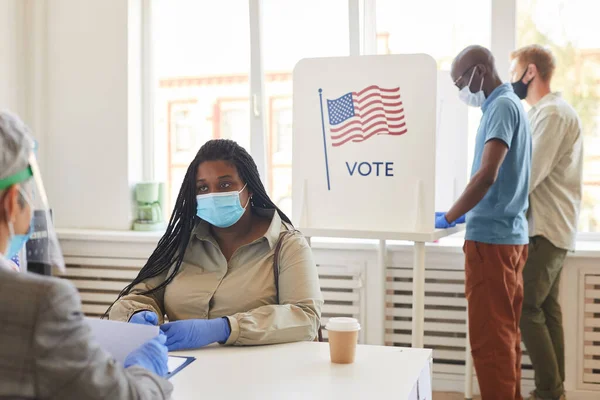 Grupo Multi Étnico Pessoas Usando Máscaras Votando Posto Votação Dia — Fotografia de Stock