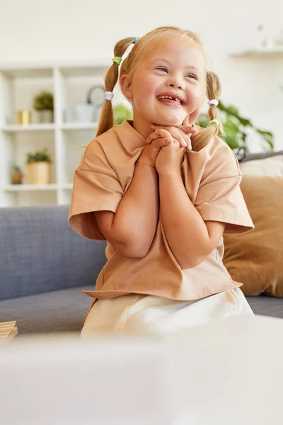 Pionowy Portret Słodkiej Dziewczyny Zespołem Downa Śmieje Się Szczęśliwie Siedząc — Zdjęcie stockowe