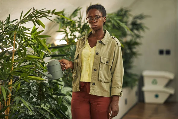 Cintura Até Retrato Mulheres Afro Americanas Contemporâneas Regando Plantas Escritório — Fotografia de Stock