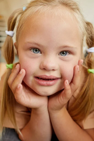 Pionowy Portret Słodkiej Dziewczyny Zespołem Downa Uśmiechając Się Patrząc Kamerę — Zdjęcie stockowe