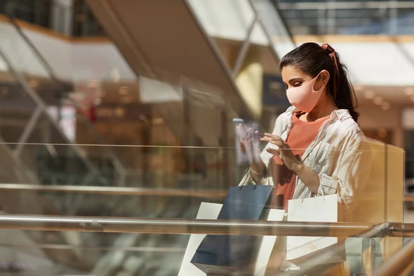 Alışveriş Merkezinde Alışveriş Yaparken Maske Takan Akıllı Telefon Kullanan Genç — Stok fotoğraf