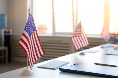 Seçim günü Amerikan bayraklarıyla süslenmiş boş oy kullanma merkezinin arkaplan resmini kapat, boşluğu kopyala