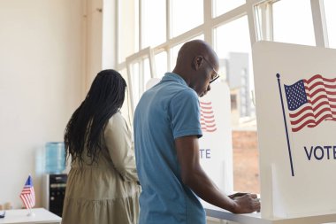 Oy verme kabininde duran ve uzayı kopyalamayı düşünen Afro-Amerikan gençlerin arka plan portresi