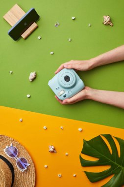 Bayanların el kameralarının parlak renkli pop kompozisyonu, görsel tropikal arkaplan üzerinde tatil titreşimleri, kopyalama alanı