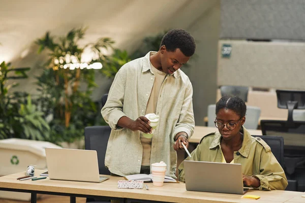 Retrato Duas Pessoas Afro Americanas Trabalhando Moderno Escritório Espaço Aberto — Fotografia de Stock