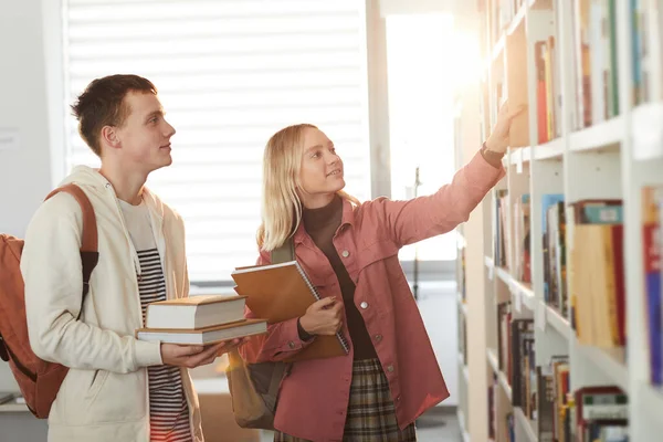 Pas Górę Portret Młodych Ludzi Zdejmujących Książki Półki Szkolnej Bibliotece — Zdjęcie stockowe