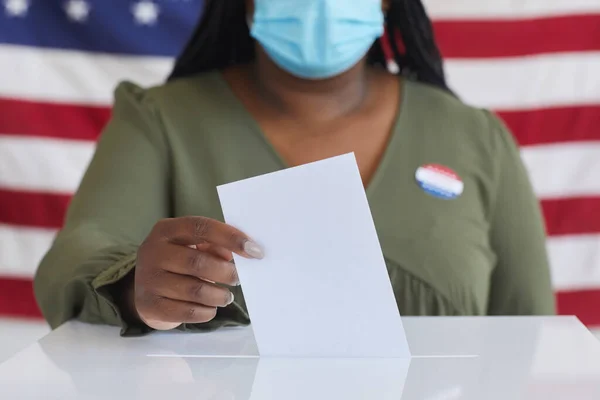 Close Mulher Afro Americana Usando Máscara Colocando Boletim Voto Urna — Fotografia de Stock