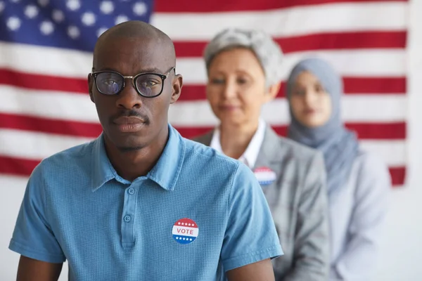 選挙の日に投票所にいる多民族の人々 私はカメラを見て投票ステッカーでアフリカ系アメリカ人に焦点を当て スペースをコピーします — ストック写真