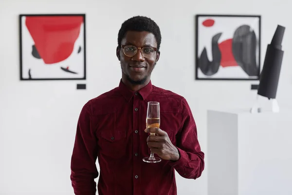 Midjan Upp Porträtt Leende Afroamerikansk Man Som Håller Champagneglas Och — Stockfoto