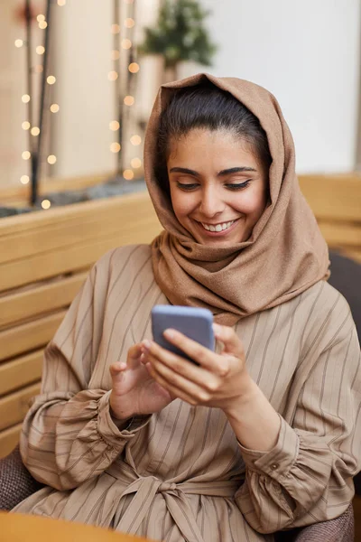 Retrato Vertical Hermosa Mujer Oriente Medio Sonriendo Felizmente Mientras Mira —  Fotos de Stock