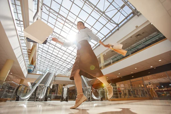 Varma Tonas Låg Vinkel Porträtt Glad Ung Kvinna Hoppar Köpcentret — Stockfoto