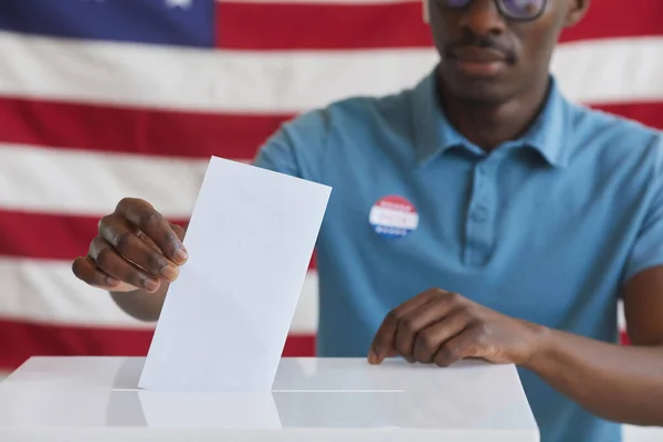 Retrato Recortado Homem Afro Americano Colocando Boletim Voto Urna Enquanto — Fotografia de Stock